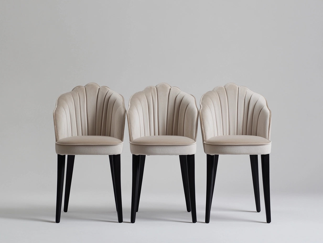 Juego de 3 Sillas Tapizadas en Forma de Concha Beige Patas Madera